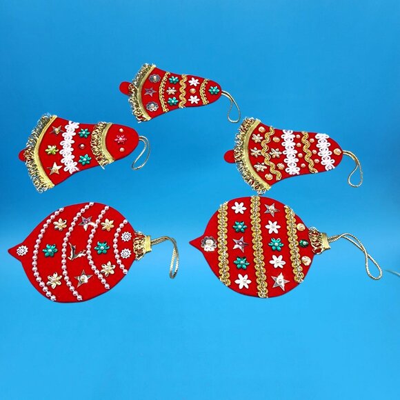 Vintage 1960s Red Felt Christmas Ornaments Beaded Bell Ball Gold Trim Set of 5 - Picture 4 of 12